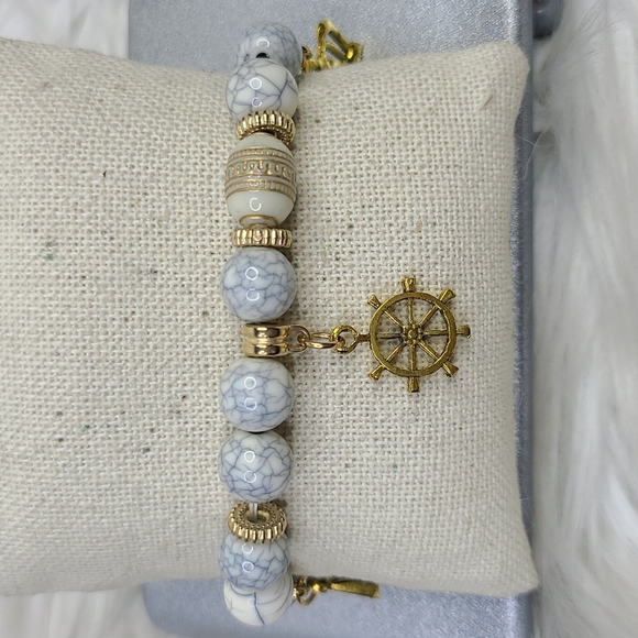 Charm Bracelet Stretch Gold Tone Lightweight Queen Hamsa Hand Shell Gift Jewelry - Picture 4 of 4